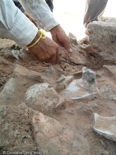 Fouille en cours sur le site de Tuol Ta Lo, XIe-XIVe s., Angkor (Cambodge), 2004.