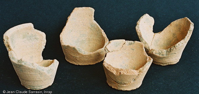 Creusets en céramique utilisés dans l'atelier de potier d'Aoste (Isère), 2006.