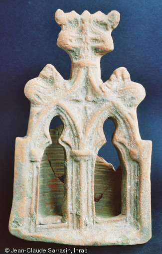 Carreau-niche de couronnement produit par l'atelier de potier d'Aoste (Isère), XVe s., 2006.  Ces pièces sont destinés à orner le sommet d'un poêle en terre cuite. 