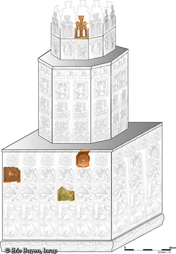 Restitution hypothétique d'un poêle avec la position des carreaux.  L'atelier d'Aoste (Isère) se spécialise au XVe s. dans la production de ces carreaux. 