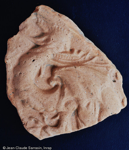 Fragment de carreau plat figurant une coquatrix, XVe s., atelier de potier d'Aoste (Isère), 2006.