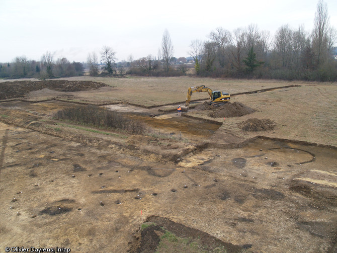 Décapage sur le site de Pombonne à Bergerac (Dordogne), 2007.  Un exceptionnel village du Néolithique récent (3500-3000 avant notre ère) y a été mis au jour. 