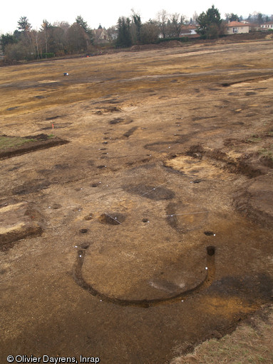 Maison longue du Néolithique récent, 3500-3000 avant notre ère, Bergerac (Dordogne), 2007.  Vingt maisons de ce type ont été identifiées sur le site. Bien qu'elles ne soient pas toutes contemporaines, la densité des vestiges évoque l'image d'un village important. 