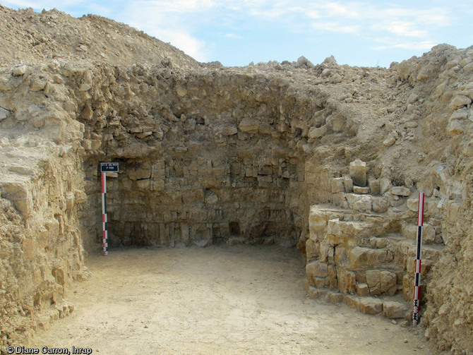 Exemple de galerie souterraine dans le gisement calcaire exploité durant l'Antiquité aux  Boubards  à Saint-Germain-du-Puy (Cher), 2011. La présence ponctuelle sur ce terrain de grèses massives très indurées a incité les terrassiers à procéder en sape sous ces grèses qui forment alors un ciel de voûte non exploité.