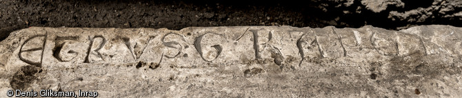 Détail d'une pierre tombale gravée du nom de Petrus-Graber découvertes dans le cloître du prieuré Saint-Éloi (XIIIe-XIVe s.), sur le site de la préfecture de police de Paris, 2013.