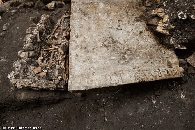Sépulture et pierre tombale gravée du nom de Petrus-Graber découvertes dans le cloître du prieuré Saint-Éloi (XIIIe-XIVe s.), sur le site de la préfecture de police de Paris, 2013.