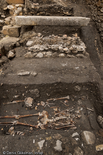 Sépultures du cloître du prieuré Saint-Éloi (XIIIe-XIVe s.) découvertes sur le site de la préfecture de police de Paris, 2013.  L’angle sud-est de la nef de l’église des Barnabites et une partie de son cloître y ont été mis au jour. 