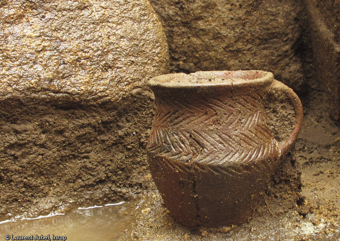 Petit vase daté du Bronze ancien (autour de 2000 avant notre ère), découvert déposé au fond d’une sépulture au Bono (Morbihan), 2013.  La découverte d’un ensemble funéraire est l’élément majeur de cette fouille. 