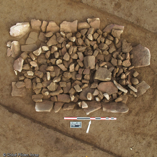 Grande structure de combustion de l’âge du Bronze mise au jour au Bono (Morbihan), 2013.  De nombreuses structures de combustion dits « fours à pierre chauffées » datant de l’époque néolithique ainsi qu'une nécropole de l'âge du Bronze ancien ont été découverts. 