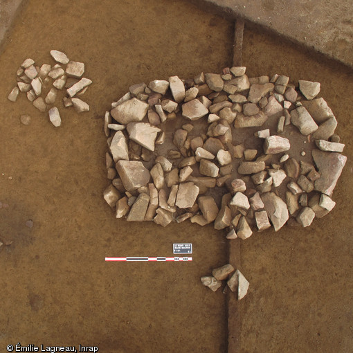 Comblement supérieur d’une grande sépulture de l’âge du Bronze, et foyers périphériques découverts au Bono (Morbihan), 2013.