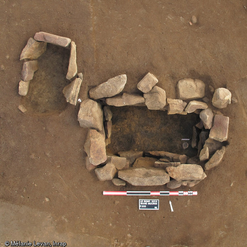 Sépulture du Bronze ancien, découverte déposé au Bono (Morbihan), 2013. Une nécropole de l'âge du Bronze ancien (autour de 2 000 avant notre ère) a été mise au jour. 