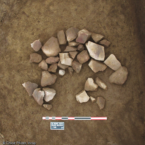 Four à pierres chauffées néolithiques mis au jour au au Bono (Morbihan), 2013.  De nombreuses structures de combustion dits « fours à pierre chauffées » datant de l’époque néolithique ainsi qu'une nécropole de l'âge du Bronze ancien ont été découverts. 