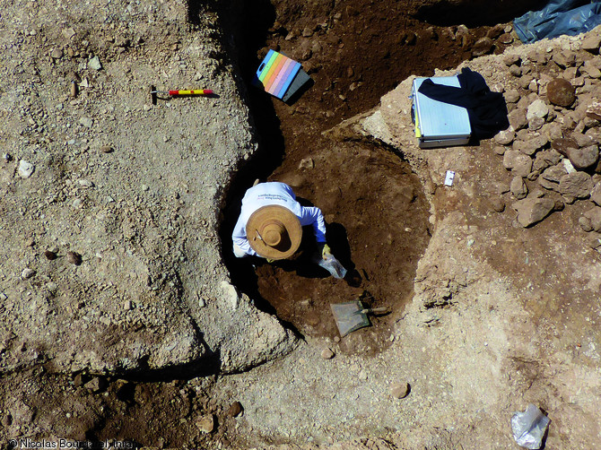 Dégagement d’une sépulture du Néolithique moyen (entre 4500 et 4000 avant notre ère), fouille de la ZAC des Vigneaux à Cuges-les-Pins (Bouches-du-Rhône), 2013.