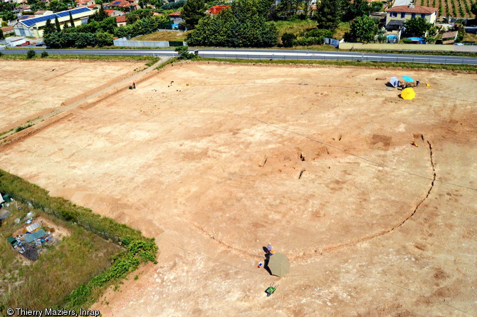 Vue aérienne de la fouille préventive de la ZAC des Vigneaux à Cuges-les-Pins (Bouches-du-Rhône), 2013.Au premier plan apparaît un enclos circulaire palissadé daté du Néolithique moyen (entre 4500 et 4000 avant notre ère).