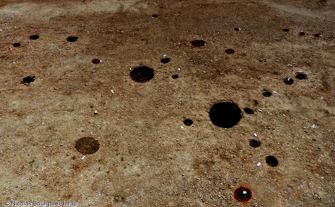 Ensemble de trous de calage, vestiges d’un bâtiment sur poteaux porteurs découvert sur la fouille de la ZAC des Vigneaux à Cuges-les-Pins (Bouches-du-Rhône), 2013.