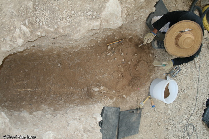 Dégagement d'une tombe épipaléolithique (entre 12 000 et 11 000 avant notre ère) de la fouille de la ZAC des Vigneaux à Cuges-les-Pins (Bouches-du-Rhône), 2013. 