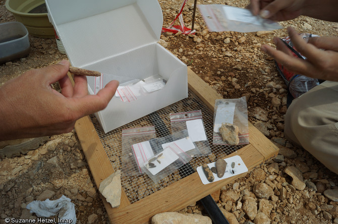 Mobilier lithique associé à la tombe épipaléolithique découverte lors de la fouille de la ZAC des Vigneaux à Cuges-les-Pins (Bouches-du-Rhône), 2013.