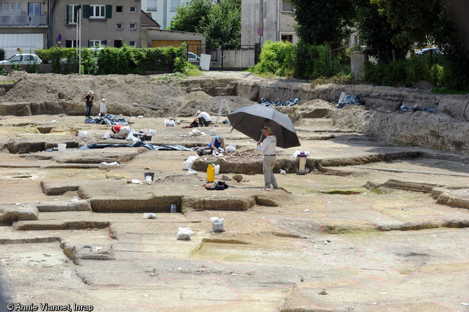 Vue d'ensemble de la fouille de la nécropole datée du tout début de l'époque romaine (30 avant notre ère), découverte à Troyes (Aube), 2013.  Dans un état de conservation exceptionnel, elle a été scellée par un quartier d’habitation daté des prémisses de la ville antique de Troyes, Augustobona. 