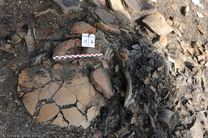 Fragments de céramique, de type dolium, qui recouvraient une sépulture d’enfants contenue dans un vase tripode découverts dans la nécropole datée du tout début de l'époque romaine (30 avant notre ère), Troyes (Aube) 2013.