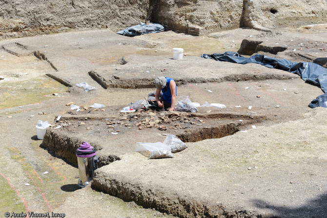 Partie centrale d’un monument funéraire en cours de fouille de la nécropole datée de l'époque romaine (30 avant notre ère), découverte à Troyes (Aube), 2013. 