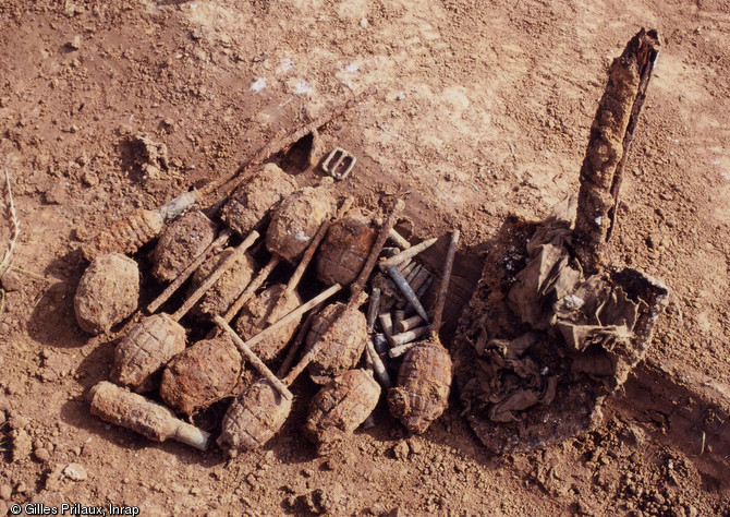 Munitions de petit calibre et grenades à fusil mises au jour sur la ZAC d'Actiparc d'Arras (Pas-de-Calais), avant l'intervention du service déminage, 2002.Pour la première fois, une zone de près de 300 hectares située au cœur d'une zone de front de la Grande Guerre a pu être fouillée. Photo publiée dans l'ouvrage L'archéologie de la Grande Guerre, Y. Desfossés, A. Jacques et G. Prilaux, coll. Fouilles et découvertes.