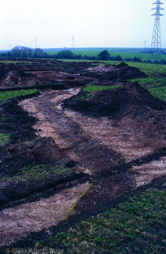 Segment de tranchée de la Grande Guerre décapée sur la ZAC Actiparc (Pas-de-Calais), 2002.La tranchée a livré un abondant matériel d'artisanat de tranchée. Photo publiée dans l'ouvrage L'archéologie de la Grande Guerre, Y. Desfossés, A. Jacques et G. Prilaux, coll. Fouilles et découvertes.