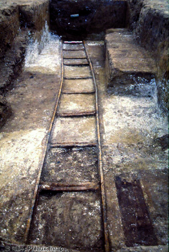 Dégagement d'une voie ferrée datant de la Grande Guerre sur la ZAC Actiparc d'Arras (Pas-de-Calais), 2002. Photo publiée dans l'ouvrage L'archéologie de la Grande Guerre, Y. Desfossés, A. Jacques et G. Prilaux, coll. Fouilles et découvertes.