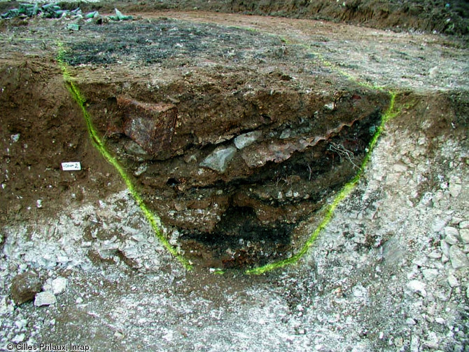 Coupe stratigraphique d'une tranchée de la Grande Guerre ayant livré les rebuts d'un atelier d'artisanat de tranchée sur la ZAC Actiparc d'Arras (Pas-de-Calais), 2002. Photo publiée dans l'ouvrage L'archéologie de la Grande Guerre, Y. Desfossés, A. Jacques et G. Prilaux, coll. Fouilles et découvertes.