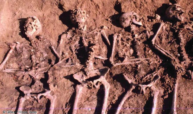 Quatre des vingts corps des  Grimsby Chums , printemps 1917, Arras (Pas-de-Calais), 2002.Les corps des soldats de ce bataillon britannique ont été disposés avec une attention particulière : coude à coude dans la mort, comme ils l'avaient été dans l'adversité.    Photo publiée dans l'ouvrage L'archéologie de la Grande Guerre, Y. Desfossés, A. Jacques et G. Prilaux, coll. Fouilles et découvertes.