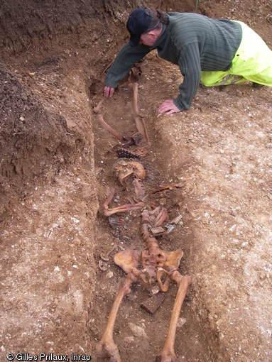 Fouille de deux des six soldats bavarois découverts aux abords de Saint-Laurent-Blangy (Pas-de-Calais), 2006.L'étude de leurs effets militaires et objets personnels permet d'affirmer qu'il s'agit de soldats du 1er régiment d'infanterie de réserve bavarois, engagé du 21 au 26 octobre 1914 dans le secteur pour prendre la ville d'Arras.    Photo publiée dans l'ouvrage L'archéologie de la Grande Guerre, Y. Desfossés, A. Jacques et G. Prilaux, coll. Fouilles et découvertes.