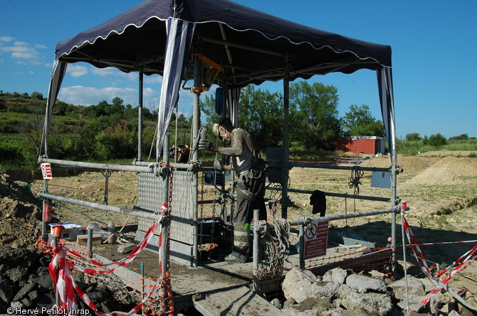 Structure mise en place par la société Archéopuits pour permettre la fouille d'un puits antique en usage entre les IIe et IIIe s. de notre ère, Magalas (Hérault), 2013.  