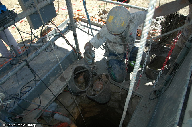 Extraction du mobilier présent au fond du puits à l'aide d'un treuil, Magalas (Hérault), 2013.La structure, utilisée entre les IIe et IIIe s. de notre ère, présente une profondeur de quinze mètres.