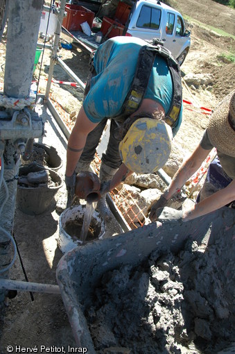 Extraction du mobilier présent au fond du puits, Magalas (Hérault), 2013.   