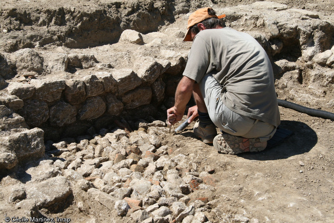 Fouille des différents niveaux archéologiques d'un édifice antique à Magalas (Hérault), 2013.