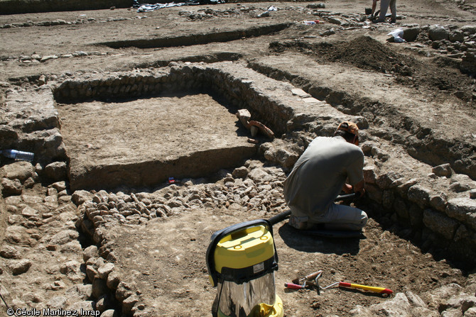 Fouille d'un bâtiment antique à Magalas (Hérault), 2013. L'occupation du site s'échelonne entre le Ier s. avant notre ère et le IVe s. de notre ère.