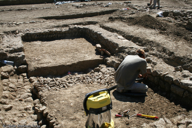 Fouille d'un bâtiment antique à Magalas (Hérault), 2013. L'occupation du site s'échelonne entre le Ier s. avant notre ère et le IVe s. de notre ère.
