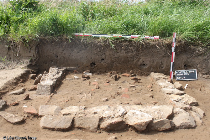 Petit bassin d'agrément construit en moellons calcaires et mortier hydraulique en cours de dégagement, Ier-IIIe s. de notre ère, Portbail (Manche), 2012.