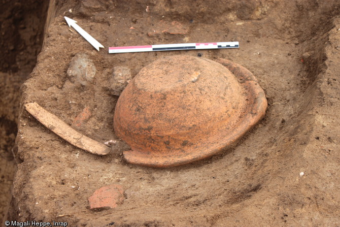 Vue de détail d'un mortier quasiment complet mis au jour dans un dépotoir, Ier-IIIe s. de notre ère, Portbail (Manche), 2012.