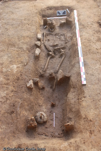 Sépulture en cercueil avec une fiole déposée aux pieds du défunt, Ier-IIIe s. de notre ère, Portbail (Manche), 2012.