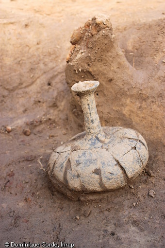 Détail d'une fiole en céramique déposée dans l'une des sépultures, Ier-IIIe s. de notre ère, Portbail (Manche), 2012.