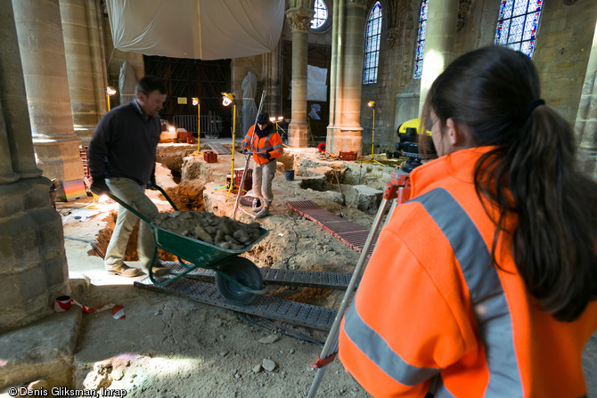 Relevés topographiques et poursuite des fouilles à l'église Saint-Pierre et Saint-Paul de Gonesse (Val-d'Oise), 2013.La deuxième campagne s'est concentrée sur la nef et les bas-côtés, soit près de 660 m2 à sonder sans le moindre moyen mécanique.