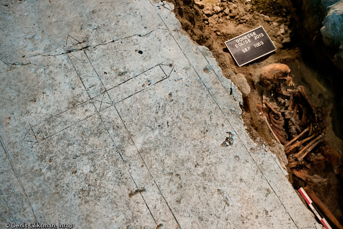 Sépulture du XVIIIe s. sous le sol de l'église Saint-Pierre et Saint-Paul à Gonesse (Val-d'Oise), 2013.Celle-ci est marquée au sol par une gravure funéraire réalisée directement dans le plâtre.