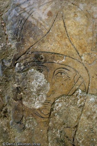 Détail du visage de femme apparaissant sur une pierre tombale du XIVe s. remployée dans un sol d'époque moderne, église Saint-Pierre et Saint-Paul, Gonesse (Val-d'Oise), 2013.