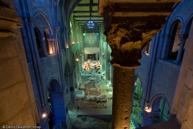 Vue générale de la fouille de la nef de l'église Saint-Pierre et Saint-Paul depuis le triforium au dessus du déambulatoire, Gonesse (Val-d'Oise), 2013. 