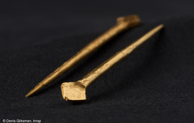 Épingles en or fixant le vêtement sur les épaules de la défunte, IVe-Ve s. de notre ère, Obernai (Bas-Rhin), 2013.  Ces épingles apparaissent également dans les tombes d'Europe centrale et orientale à la même époque. 