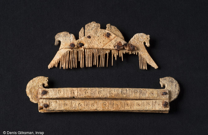 Peigne triangulaire et son étui en bois de cerf, IVe-Ve s. de notre ère, Obernai (Bas-Rhin), 2013.  Cet objet est orné sur les côtés de têtes de chevaux et en façade de divers motifs géométriques gravés. Il s'agit d'un modèle répandu autant en Germanie que dans les régions du nord de la Gaule aux IVe et Ve s. de notre ère. 