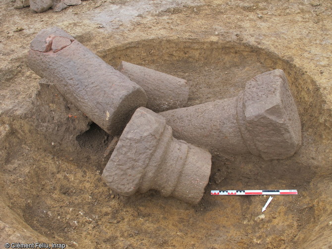 Colonne romaine en grès rejetée dans une fosse, Obernai (Bas-Rhin), 2013.