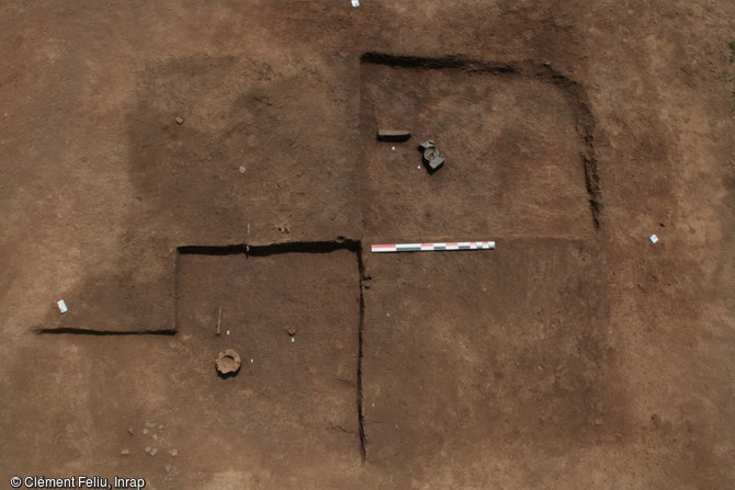Bâtiment gaulois excavé avec dépôt d'armement, entre 150 et 30 avant notre ère, Obernai (Bas-Rhin), 2013.  Le dépôt comprend des umbos, une pointe de lance ainsi qu'une d'épée. 
