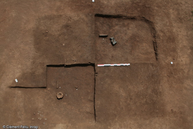 Bâtiment gaulois excavé avec dépôt d'armement, entre 150 et 30 avant notre ère, Obernai (Bas-Rhin), 2013.  Le dépôt comprend des umbos, une pointe de lance ainsi qu'une d'épée. 