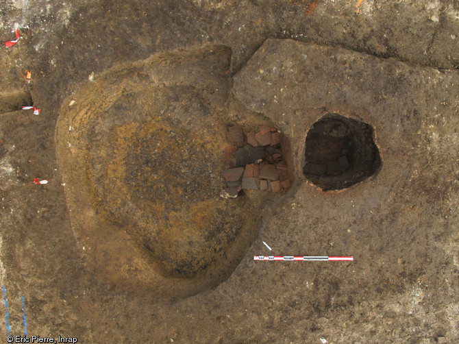 Four de potier gallo-romain avec sa fosse d'accès, Barrou (Indre-et-Loire), 2012. L'ensemble mesure 3,30 m de longueur. 